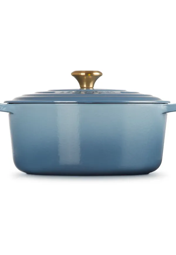 Blå Le Creuset-gryta i supersnygg modell.