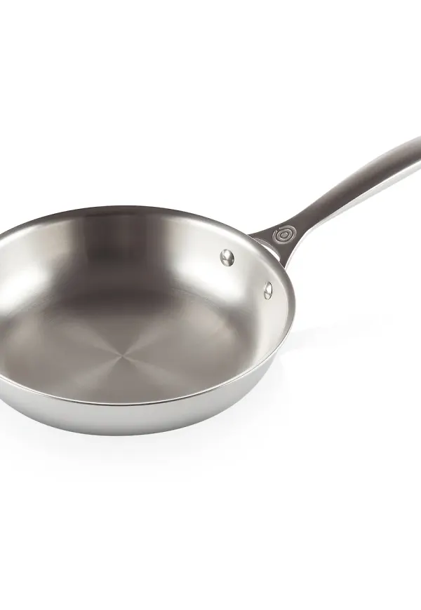 Silverfärgad Le Creuset-stekpanna i härlig modell.