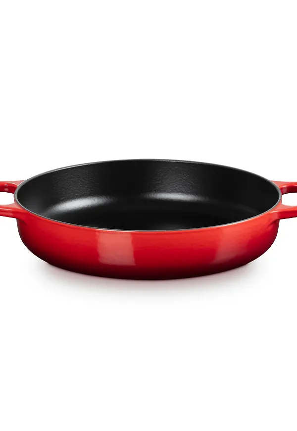 Röd Le Creuset-gryta i exklusiv modell.