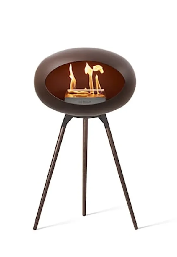 Komfortabel le feu kamin i brun färg gjord i ek.