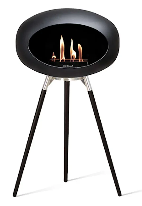 Smickrande kamin i svart från Le Feu.