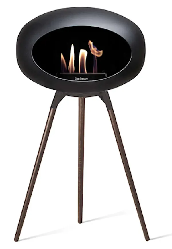 Jättefin kamin i svart färg gjord i ek.