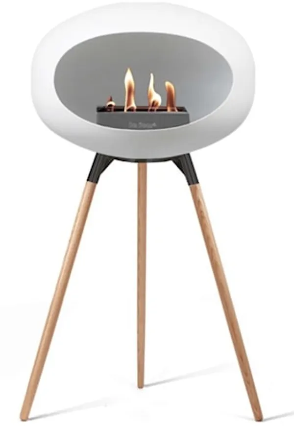 Moderiktig le feu kamin i vit färg gjord i ek.