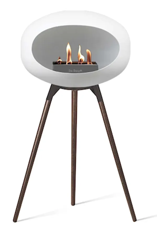 Riktigt trendig le feu kamin i vit färg gjord i ek.