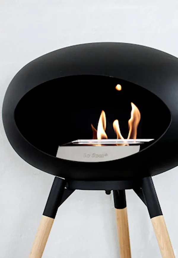 Riktigt trendig kamin i svart från Le Feu.