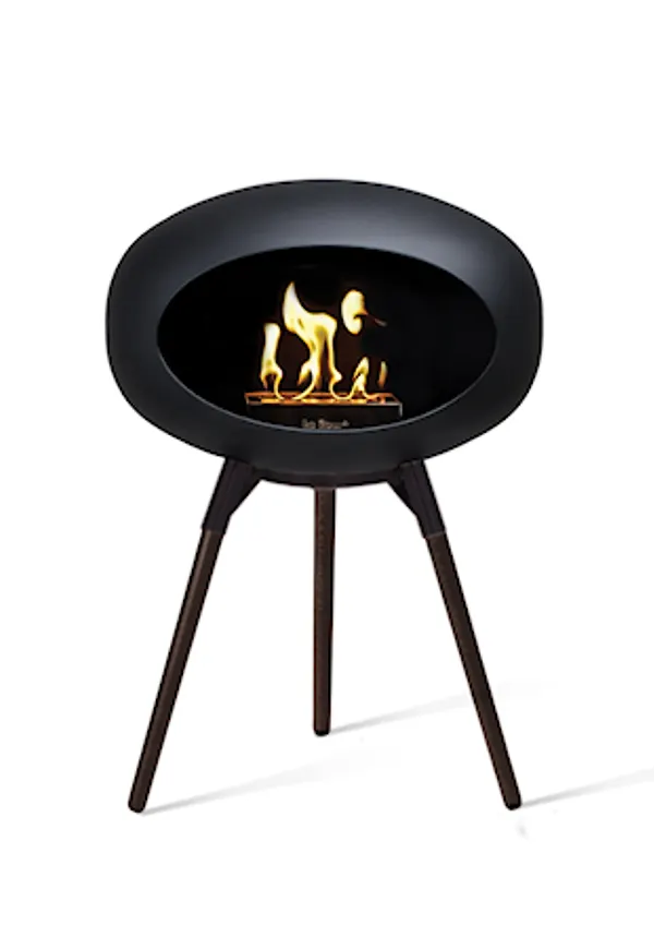 Ikonisk le feu kamin i svart färg gjord i ek.