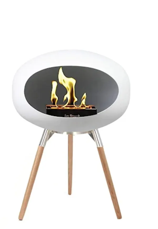 Otroligt snygg le feu kamin i vit färg gjord i ek.