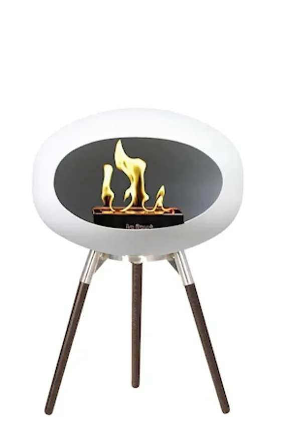 Mysig le feu kamin i vit färg gjord i ek.