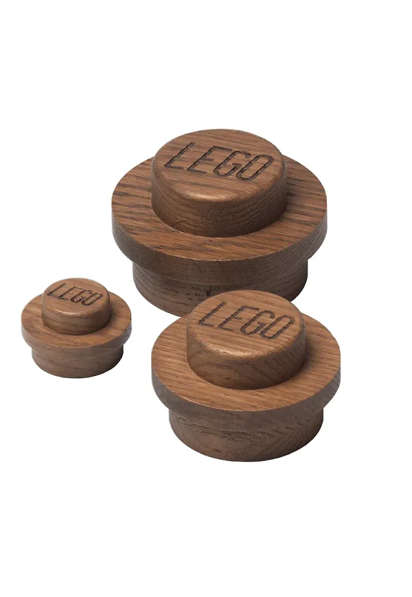 Vacker hängare i ek från Lego.