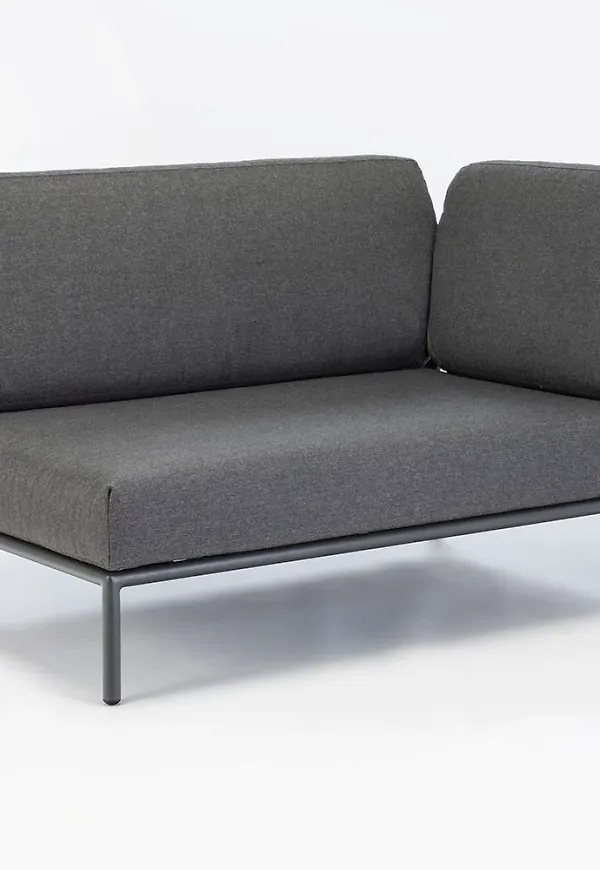 Komfortabel loungegrupp i grå färg gjord i aluminium.