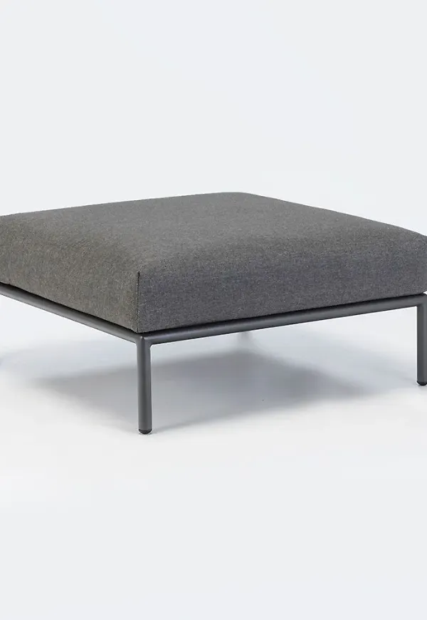 Söt soffgrupp i grå färg gjord i aluminium.