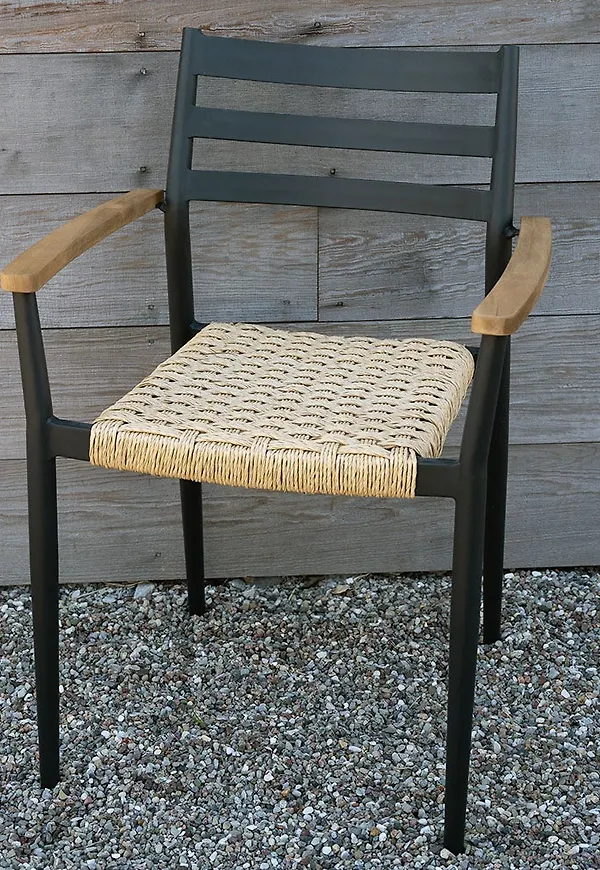 Svart Libo-aluminiumstol i ikonisk modell.