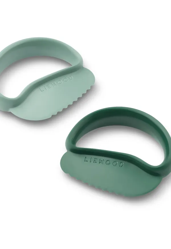 Grön Liewood-knivset i komfortabel modell.