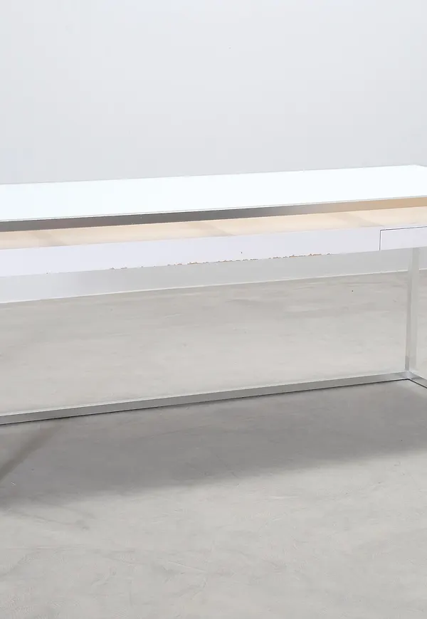 Jättefin vit skrivbord 2025 från Ligne Roset.