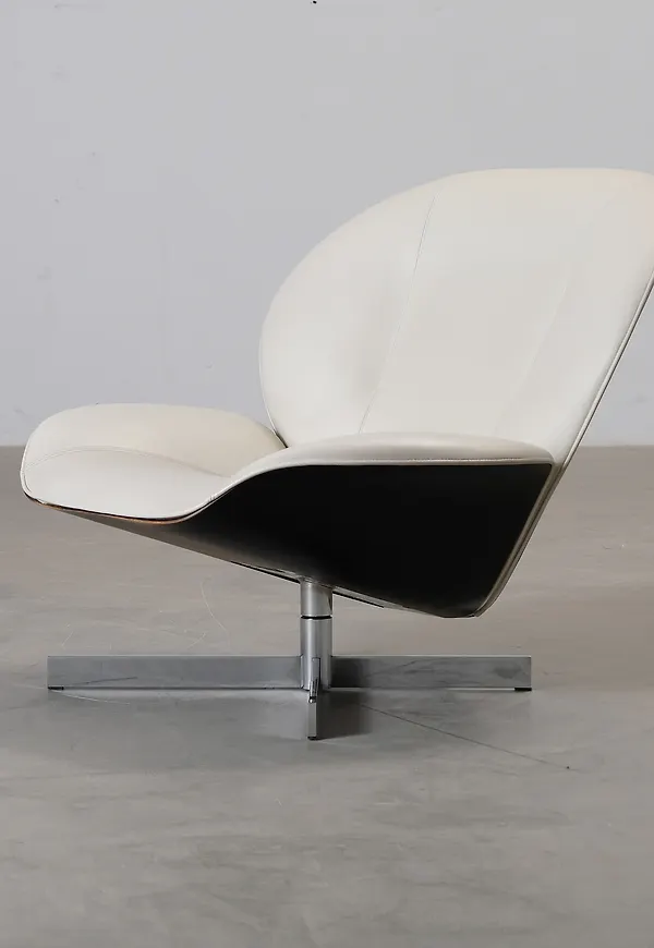 Vit Ligne Roset-stol i skön modell.