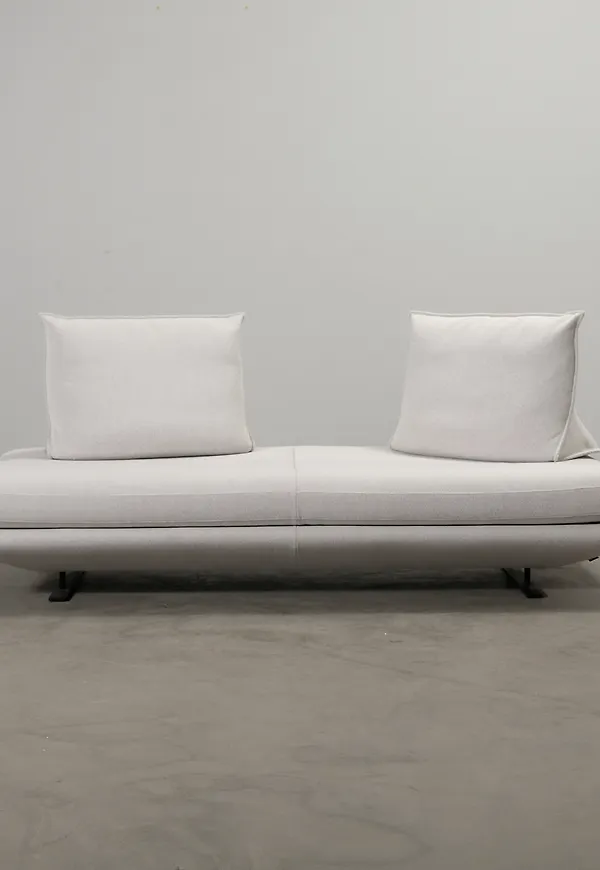 Moderiktig grå säng 2025 från Ligne Roset.