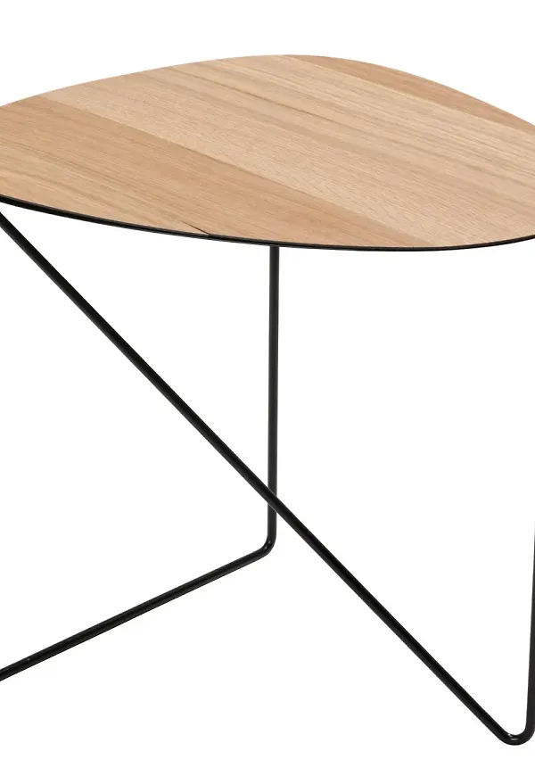 Modern bord i beige färg gjord i ek.