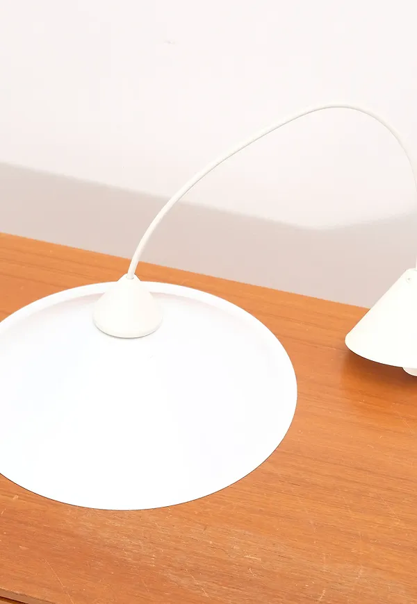 Vit Lival-pendellampa i härlig modell.