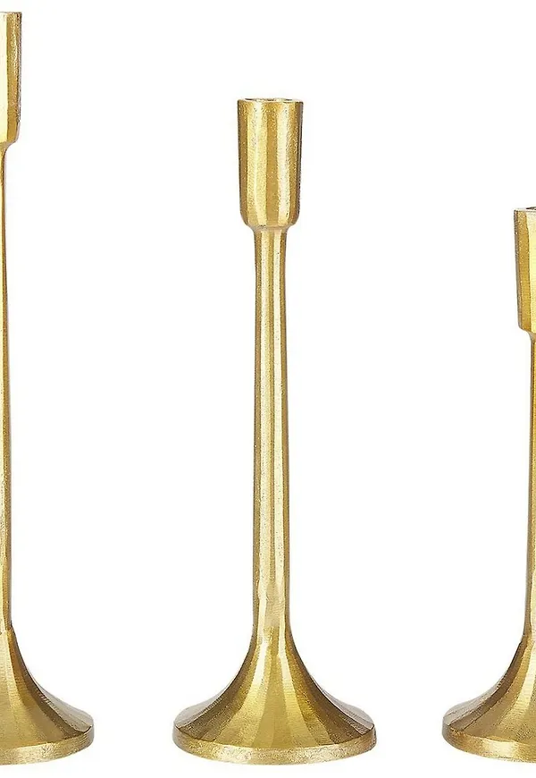 Modern ljusstake i gul färg gjord i aluminium.