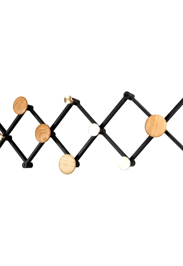 Moderiktig klädhängare i ek från LoCa.