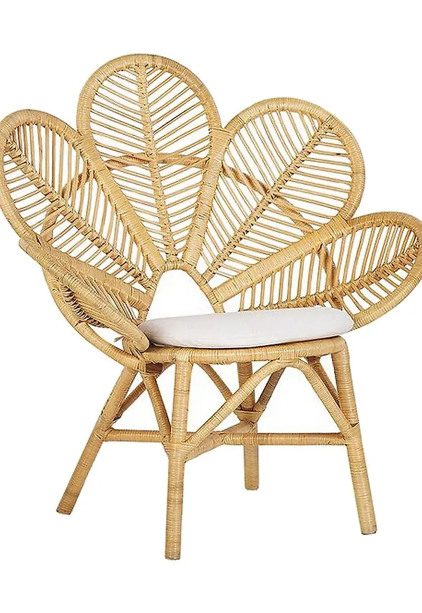 Stilriktig fåtölj i beige färg gjord i bomull.