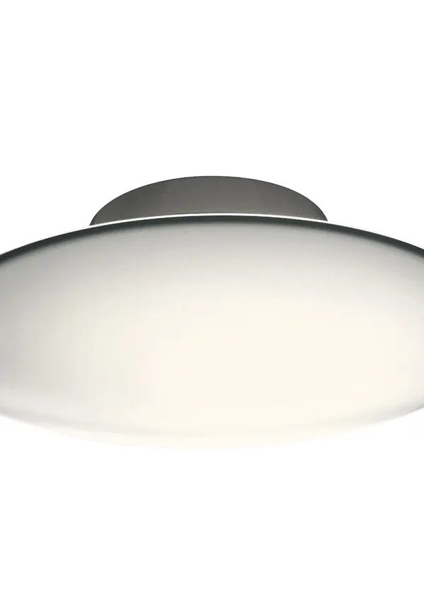 Vit Louis Poulsen-taklampa i klassisk modell.