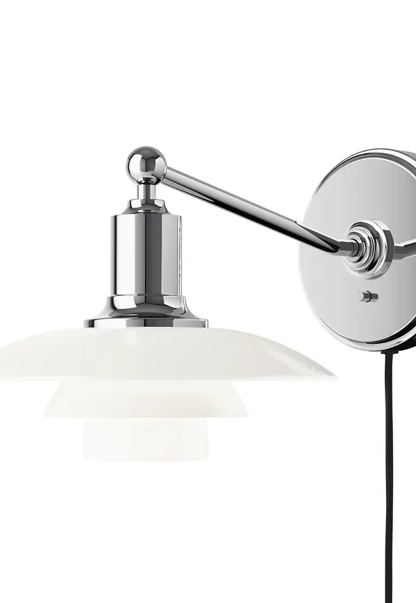 Stilriktig vägglampa i silverfärgade från Louis Poulsen.