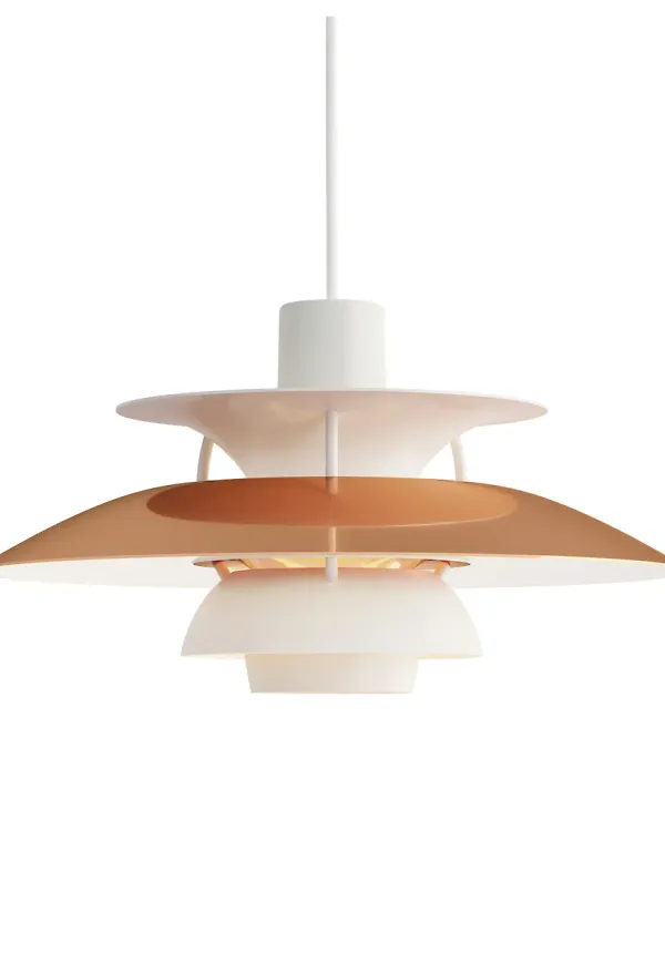 Elegant guldfärgad lampa 2025 från Louis Poulsen.