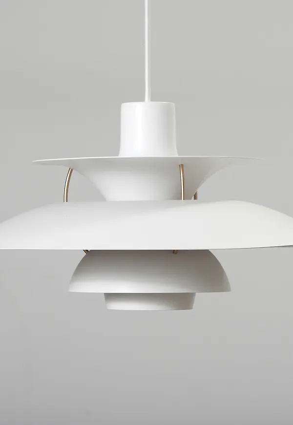 Fin pendellampa 2025 från Louis Poulsen.