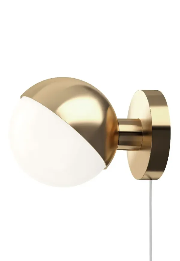 Guldfärgad Louis Poulsen-vägglampa i modern modell.