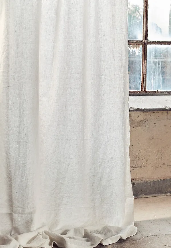 Jättefin vit gardin 2025 från Lovely Linen.