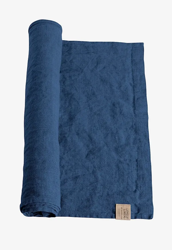 Blå Lovely Linen-bordslöpare i supersnygg modell.