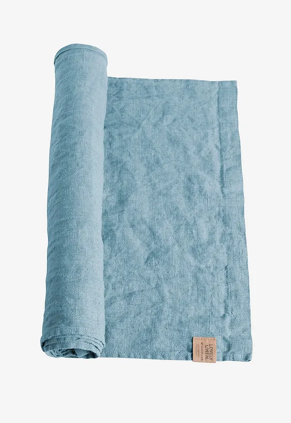 Jättefin bordslöpare 2026 från Lovely Linen.