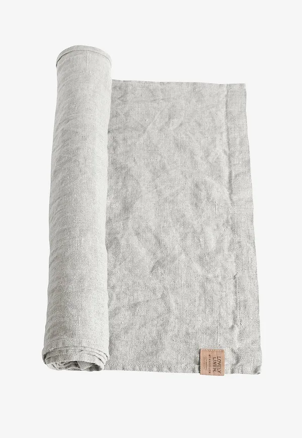 Grå Lovely Linen-bordslöpare i supersnygg modell.