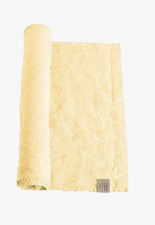 Vacker bordslöpare i gult från Lovely Linen.