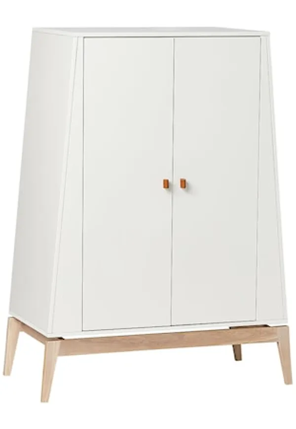 Stilren möbel i ek från Leander.