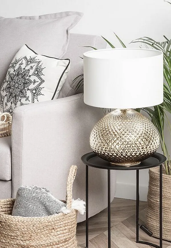 Söt vardagsrumslampa i guld färg gjord i bomull.