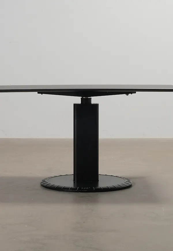 Trendig svart aluminiumbord 2025 från Magis.