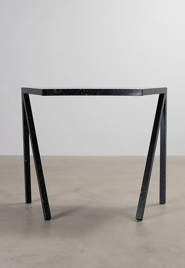 Riktigt fin svart bord i aluminium från Magis.