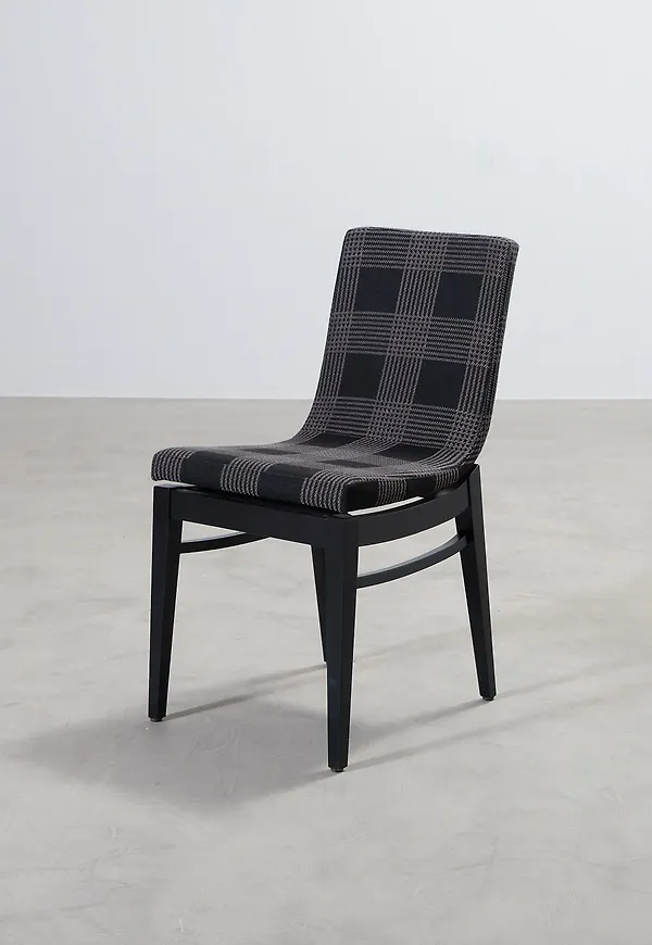 Svart matstol som passar perfekt till sommaren 2025!