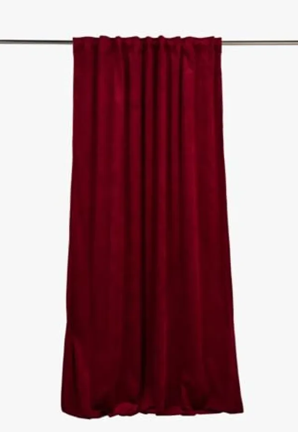 Röd hemtex-sammetsgardin i stilren modell.