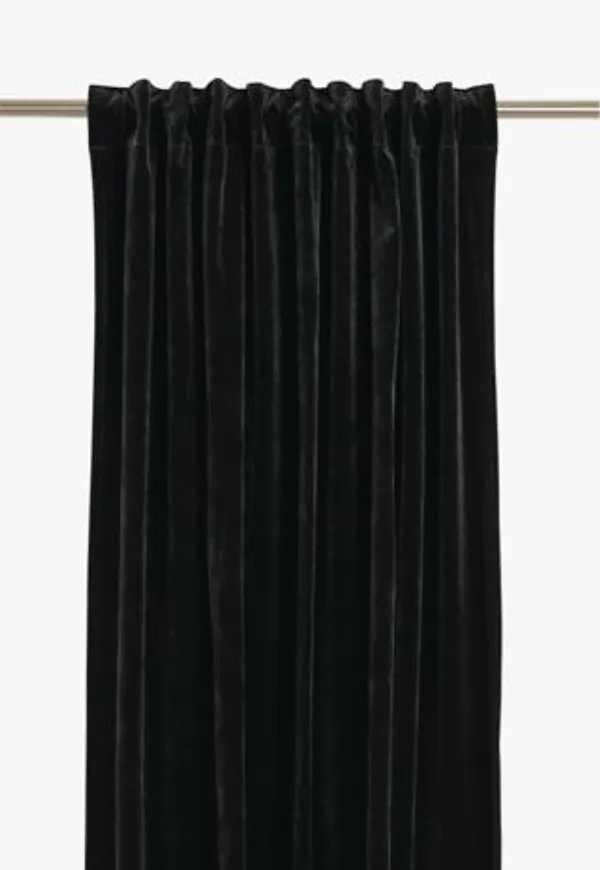 Sammetsgardin som passar perfekt till sommaren 2025!