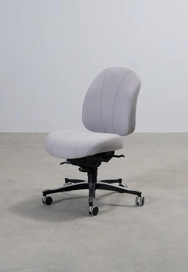 Otroligt fin Stol som passar bra vid många olika tillfällen.