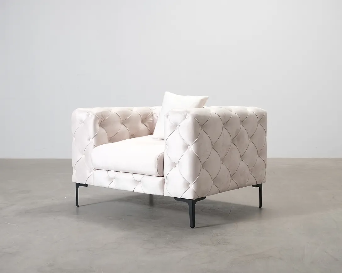 Fin beige fåtölj 2026 från Manor House.