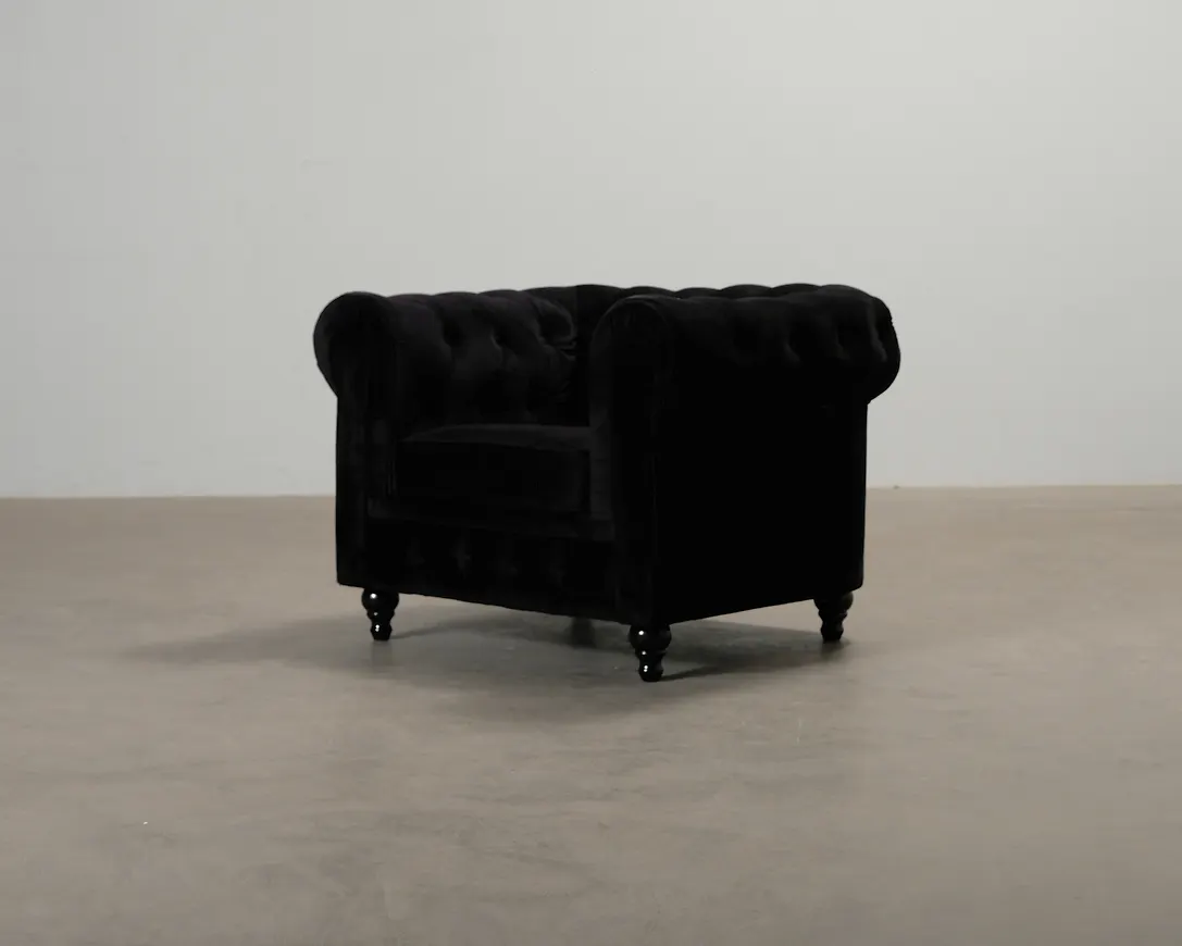 Fantastiskt fin fåtölj i svart från Manor House.