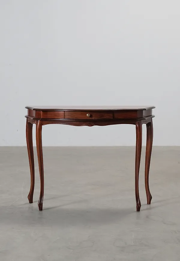 Trendig bord som passar bra vid många olika tillfällen.