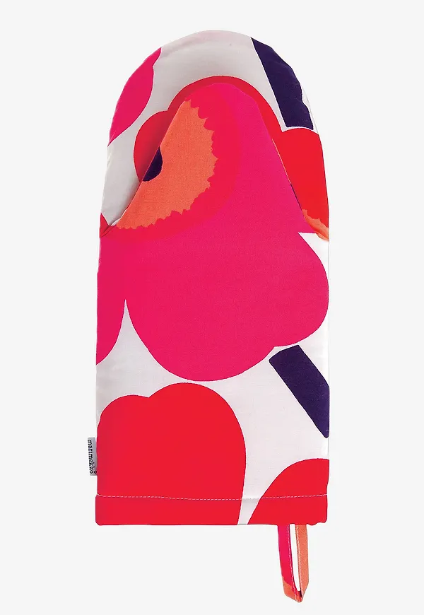 Röd Marimekko-grytlapp i stilriktig modell.