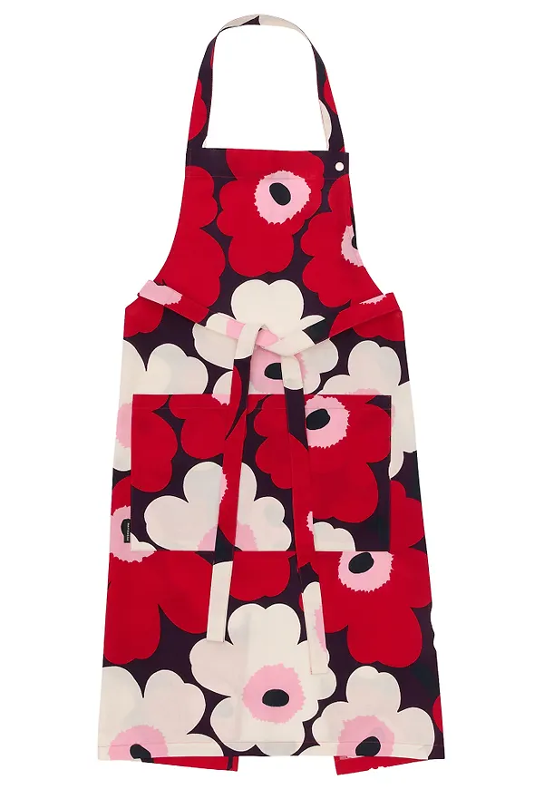 Röd Marimekko-förkläde i riktigt trendig modell.