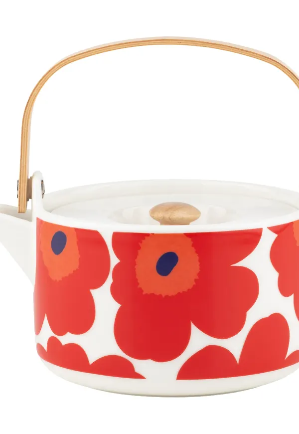 Röd Marimekko-tekanna i stilriktig modell.