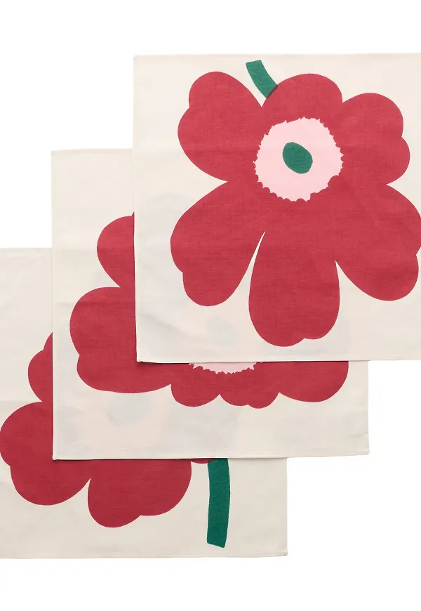 Skön tygservett i rött från Marimekko.